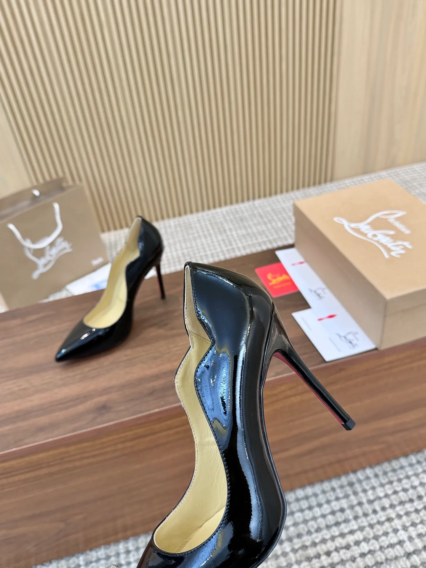 👟👟Ex-factory price 440 👟👟 Genuine leather sole +40 shipped all year round 💝Christian Louboutin CL👠 "Imported cow patent leather💎 series" noble and luxurious, real blingbling👟👟 real materials, all customized by the pattern maker, and the materials are made of original customized materials, achieving the taste of the original 5 color options💍 Upper: imported 👉cow patent leather💪 lining: sheepskin foot pad/lining code number: 34-40.41.42 heel height: two options: 10.5cm and 8.5cm
